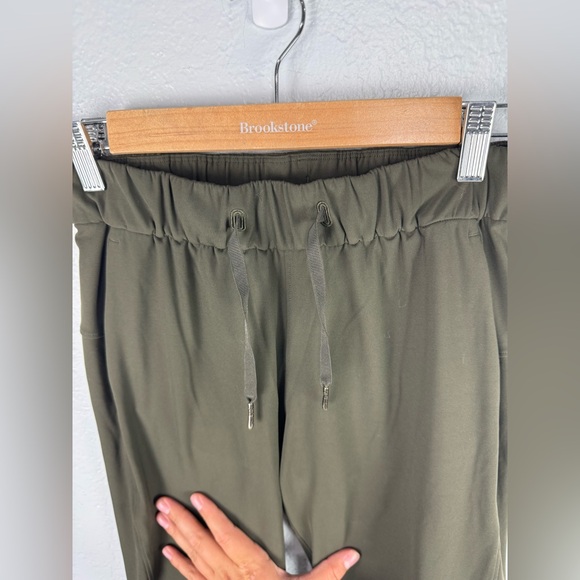 Lululemon On the Fly 7/8 Pant Woven Dark Olive Size 2 - Picture 4 of 8